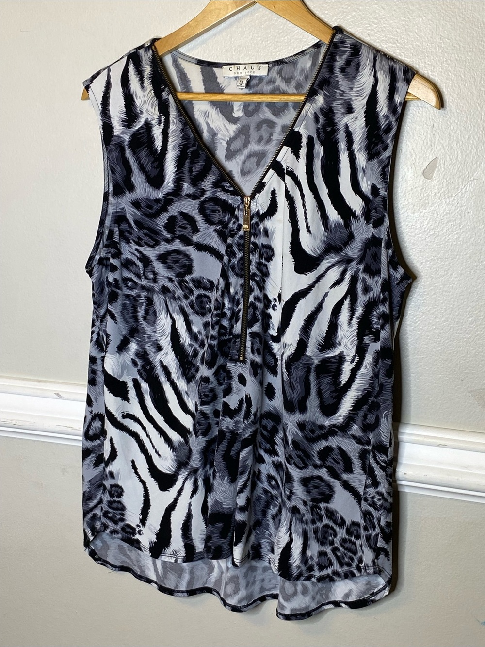 Chaus Black & White Animal Print Zip V-Neck Camisole